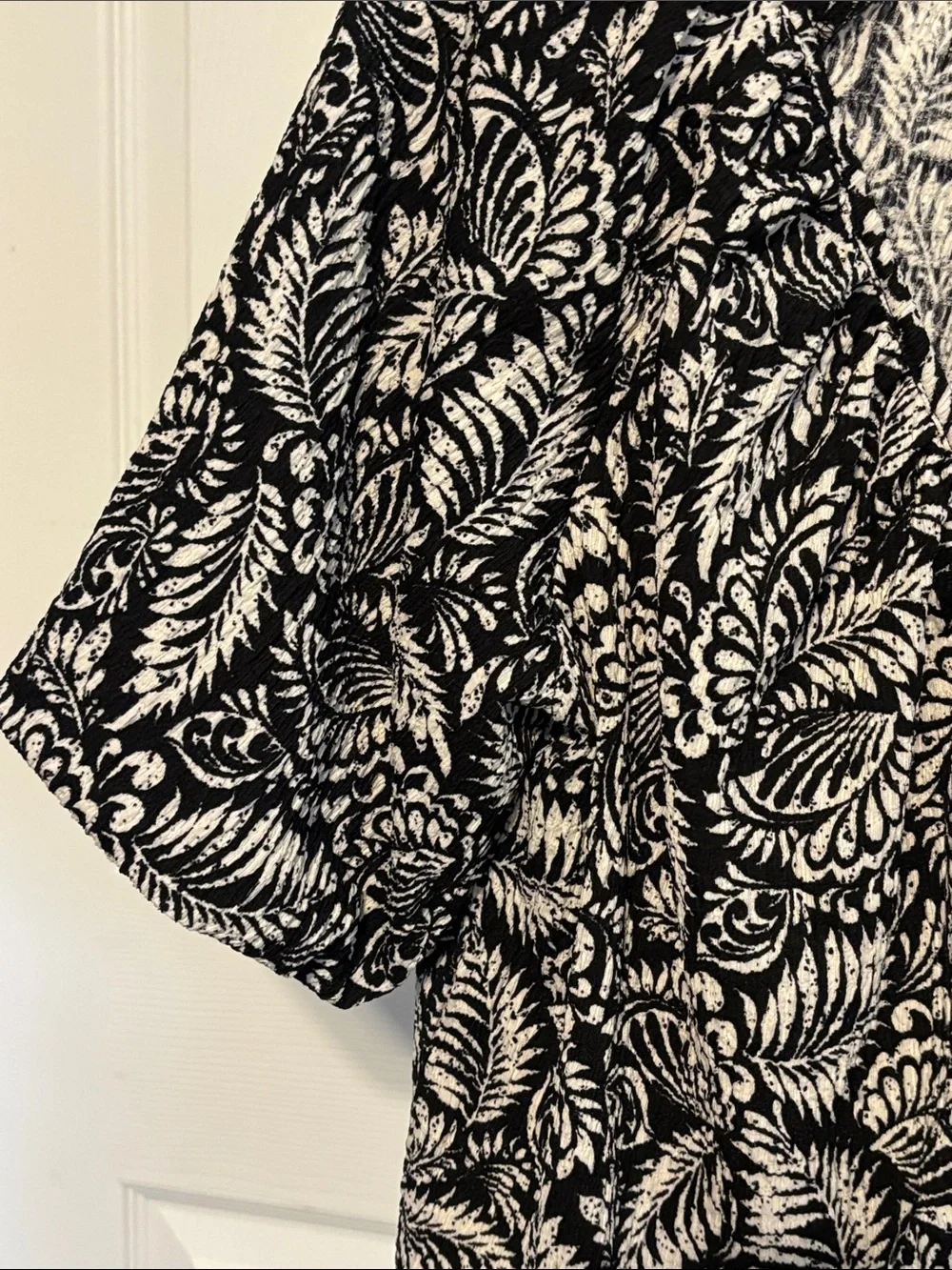 LOFT Black & White Leaf-Print V-Neck Puff Sleeve Bubble Hem Blouse